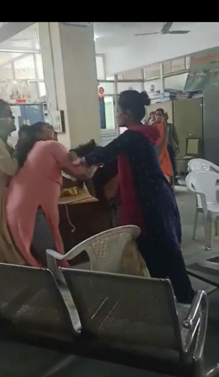 होशंगाबाद सीएमएचओ कार्यालय में महिलाएं भिड़ी, जमकर एक दूसरे को मारा, वीडियो वायरल