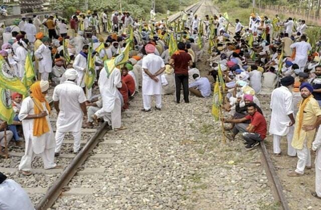 गन्ना मूल्य को लेकर सरकार की किसानों से वार्ता विफल, रुट की सोमवार को भी ट्रेनें केंसिल