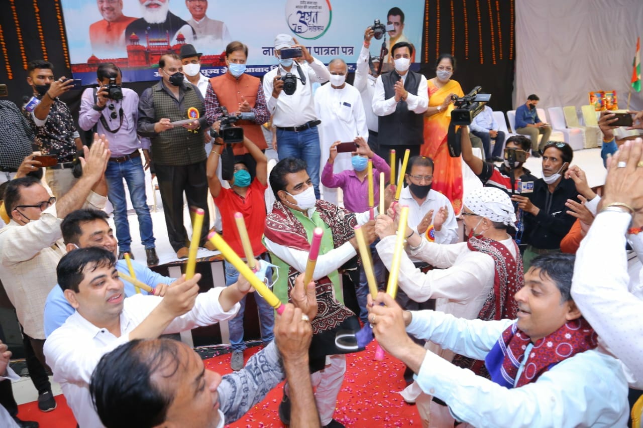 Indore : पाकिस्तान से आए 75 शरणार्थियों को मिली भारतीय नागरिकता, सांसद ने किया गरबा