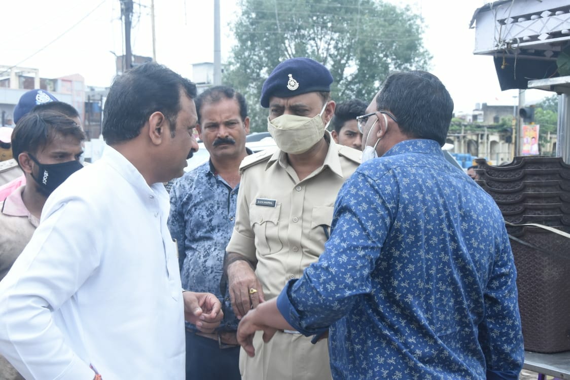 Jabalpur News : पहले पुलिस पर भड़के विधायक विनय सक्सेना, फिर इस वजह से खुद कटवाया अपने समर्थक का चालान