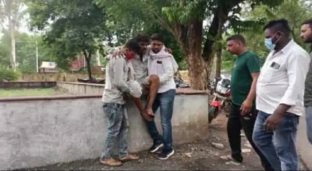 दबंगई की इंतिहा, घायल ट्रक ड्राइवर को राजस्थान धमकाने पहुंच गए RTO के लठैत