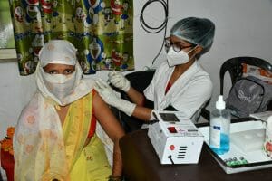 वैक्सीनेशन महाअभियान: प्रभारी मंत्री ने किया वैक्सीन लगवाने पहुंची महिलाओं का सम्मान