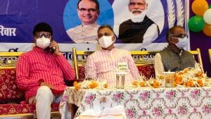 Betul news: प्रभारी मंत्री इंदर सिंह परमार ने अन्न उत्सव कार्यक्रम के दौरान हितग्राहियों को बांटा नि:शुल्क राशन