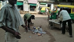 Gwalior News : सख्ती का असर, कर्मचारी निकले काम पर, उठने लगे कचरे के ढेर
