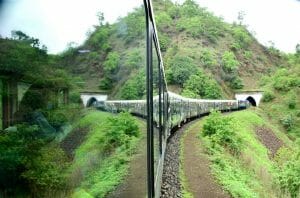 मालवा की खूबसूरत वादियों में 17 महीनों बाद फिर पटरियों पर दौड़ी हेरिटेज ट्रेन, लोगों में दिखा उत्साह