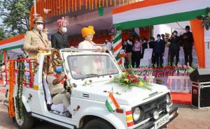 स्वतंत्रता दिवस पर खंडवा जिला प्रभारी मंत्री उषा ठाकुर ने किया ध्वजारोहण, अधिकारियों और कर्मचारियों का किया सम्मान
