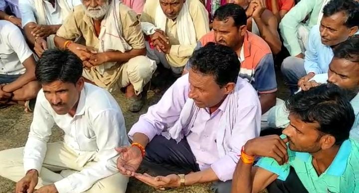 Bhind News: बाढ़ग्रस्त क्षेत्र में सचिव की मनमानी से चल रहा सर्वेक्षण, अनशन पर बैठे नाराज ग्रामीण