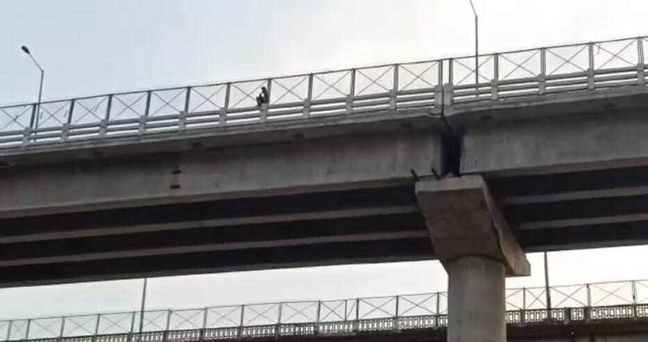 Jabalpur : युवक ने तिलवाराघाट पुल से नदी में छलांग लगाई, वीडियो वायरल