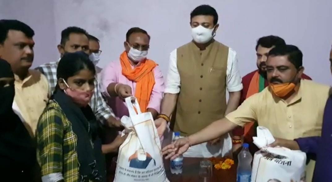 अलीराजपुर में मंत्री राजवर्धन सिंह दत्तीगांव ने अन्न उत्सव कार्यक्रम के दौरान हितग्राहियों को बांटा निःशुल्क अनाज