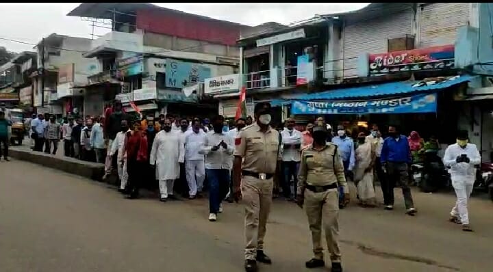 Chhindwara: काबिज परिवारों को पट्टे प्रदान करवाने के लिए ब्लॉक कांग्रेस कमेटी ने निकाली रैली, एसडीएम को सौंपा ज्ञापन