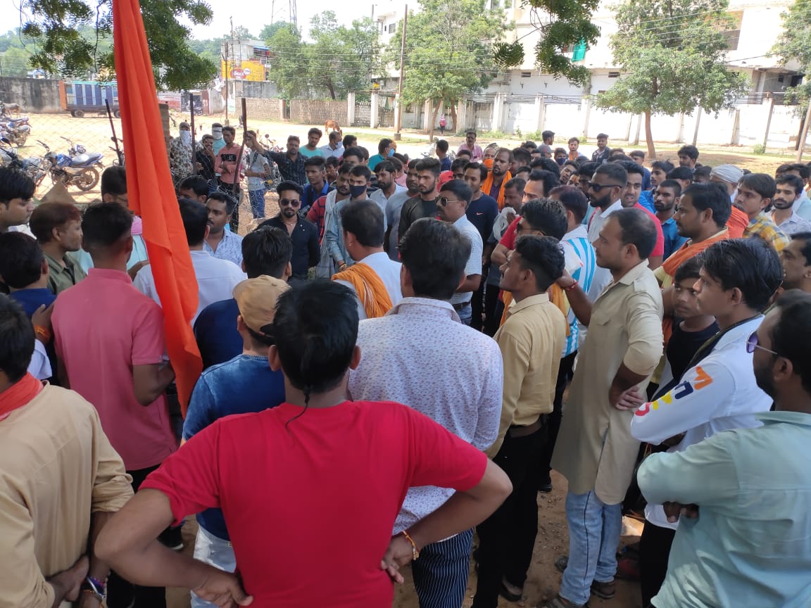 Love Jihad के मामले में हिंदू संगठन ने निकाली रैली, गृह मंत्री के नाम थाना प्रभारी को ज्ञापन सौंपा