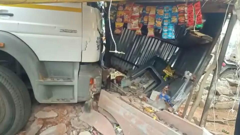 Shivpuri Accident: अनियंत्रित होकर ट्रक गुमटी में घुसा, एक की मौत 4 घायल