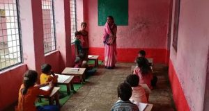Rajgarh : इस स्कूल में भरे पानी के बीच लगती है कक्षा, जल जमाव से डेंगू-मलेरिया का खतरा