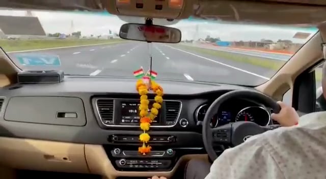 VIDEO: जब दिल्ली-मुंबई एक्सप्रेस वे पर 170 KM/प्रति घंटे की रफ्तार से दौड़ी केंद्रीय मंत्री की कार