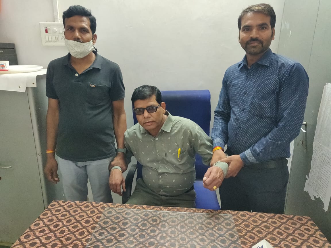 जनपद पंचायत समन्वयक को लोकायुक्त टीम ने 5 हजार रुपये रिश्वत लेते पकड़ा