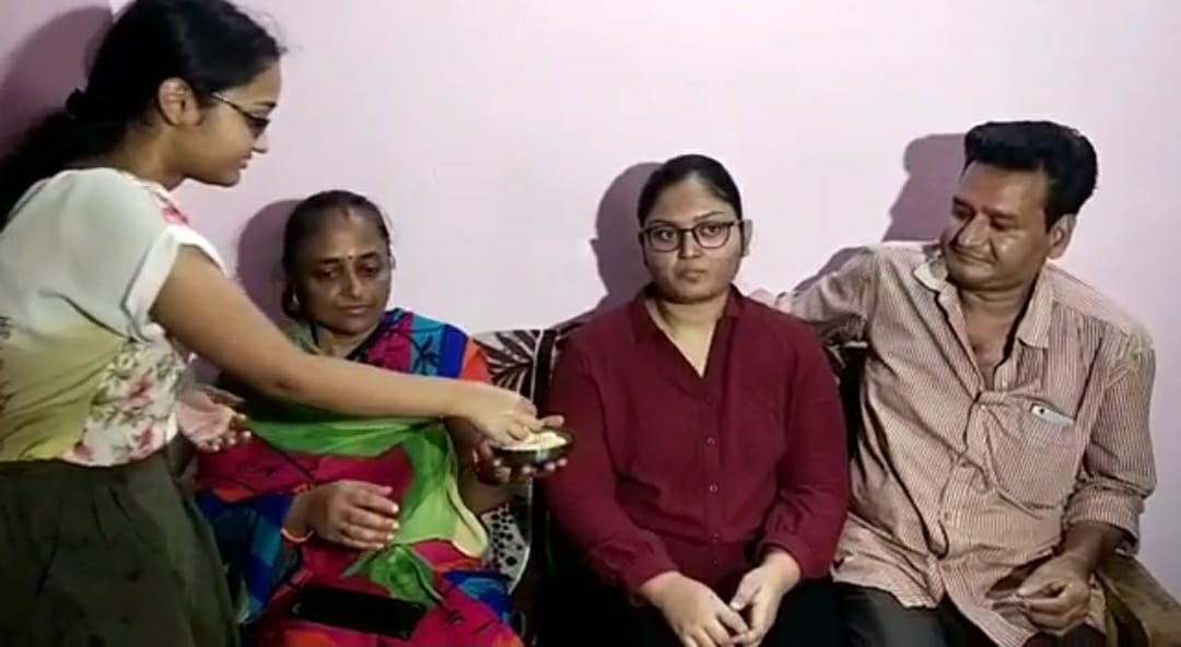 Indore News : ICAI में साक्षी ऐरन ने किया टॉप, मां बोली -"हमारी बेटी बेटों से कम नहीं"