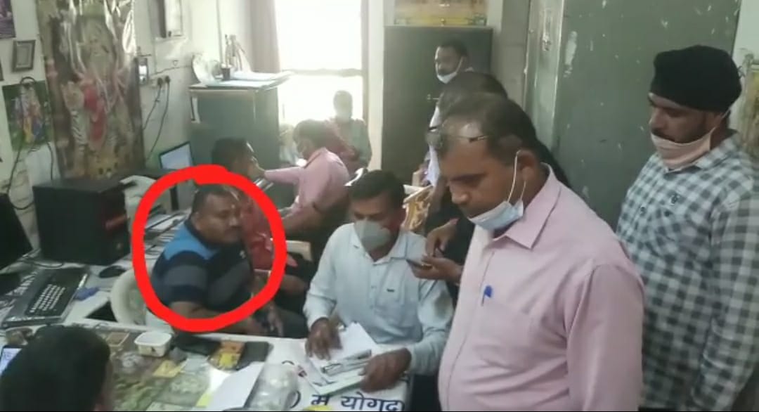 उद्योग विभाग का क्लर्क 3000 रुपये की रिश्वत लेते रंगे हाथ गिरफ्तार, लोकायुक्त की कार्रवाई