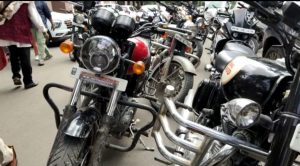 Indore : राजपूत करणी सेना ने कमिश्नर ऑफिस परिसर में किया बुलेट बाइक से चक्काजाम, जानें वजह