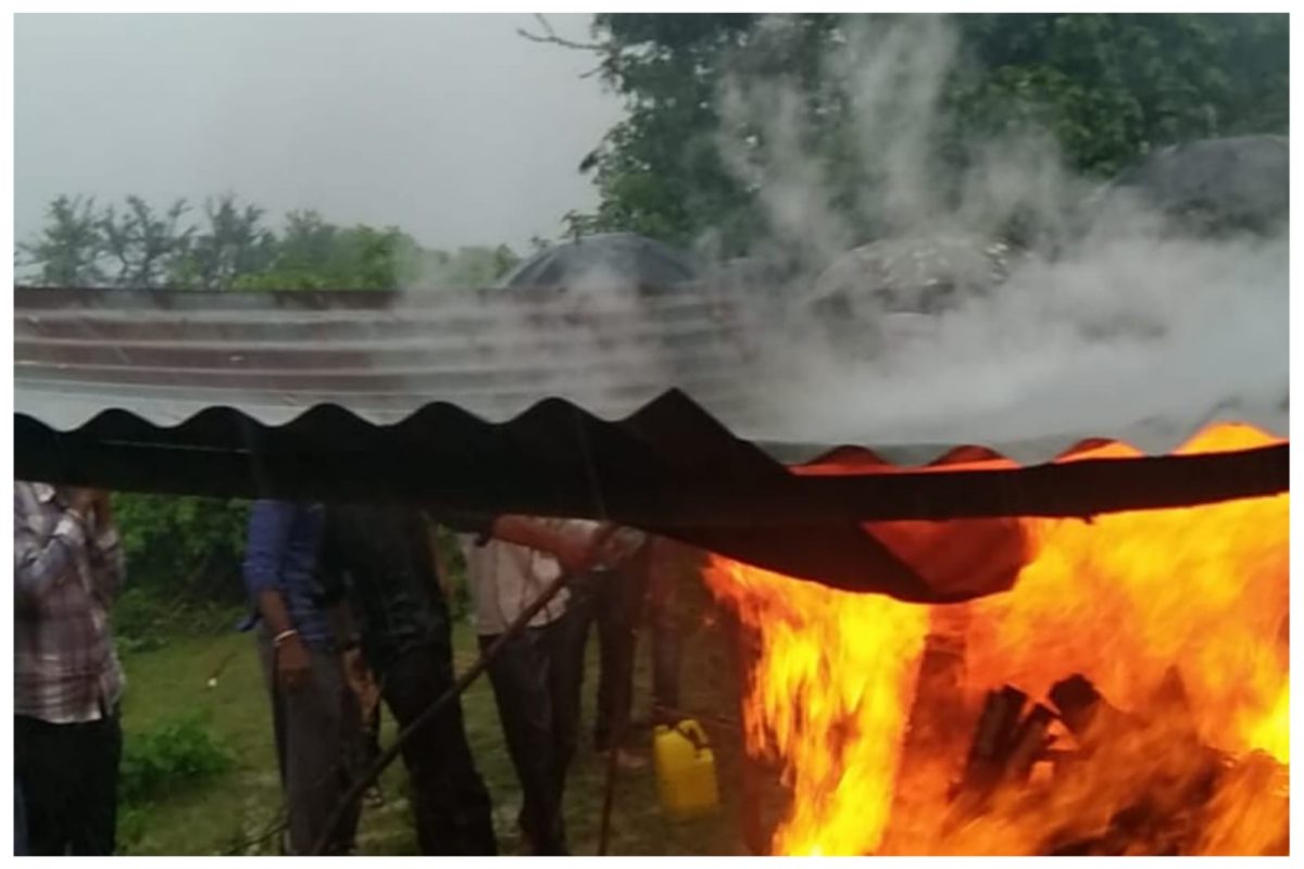 कैबिनेट मंत्री ओमप्रकाश सकलेचा की विधासभा क्षेत्र के श्‍मशान का हाल-बेहाल, तेज बारिश में शव जलाने की जद्दोजहद कर रहे ग्रामीण, देखें वीडियो