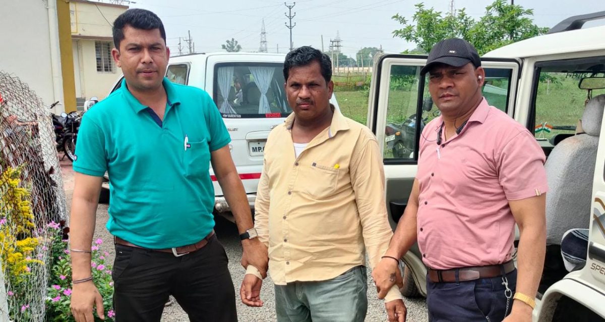 Khandwa News : लोकायुक्त के जाल में फंसा पटवारी, किसान से रिश्वत लेते गिरफ्तार