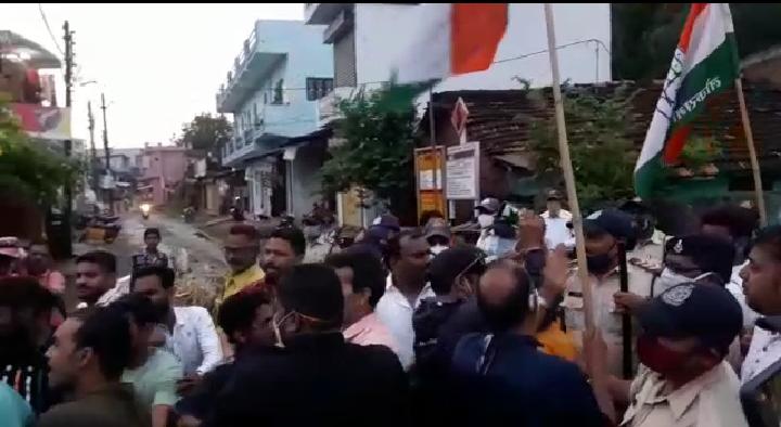Jabalpur : डेंगू के बढ़ते कहर को लेकर कांग्रेस ने फूंका नगर निगम का पुतला, पुलिस और कांग्रेसियों में हुई झड़प