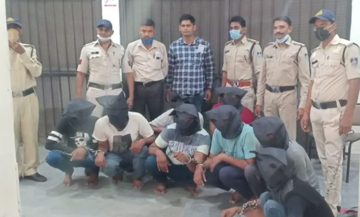 Indore news : लूट की वारदात को अंजाम देने वाले 8 बदमाशों को पुलिस ने किया गिरफ्तार