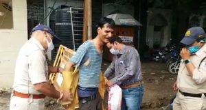Indore news : DIG ऑफिस के बाहर युवक ने खुद पर पेट्रोल डालकर की आत्मदाह की कोशिश, जानें मामला