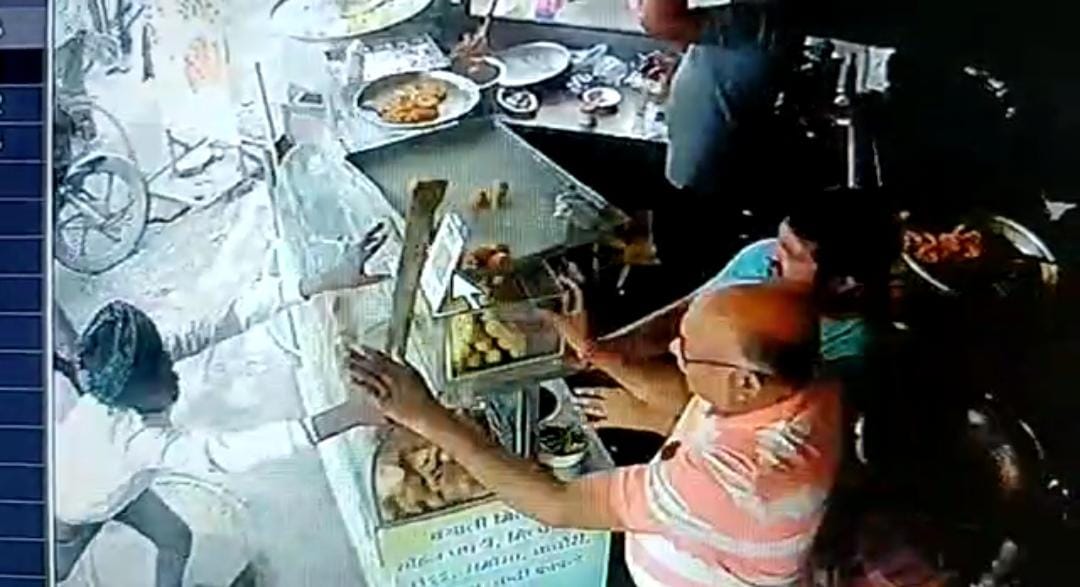 बदमाशों ने अड़ीबाजी कर रेस्टोरेंट में मचाई तोड़-फोड़, वारदात CCTV में कैद