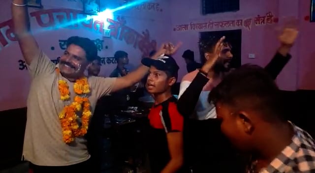 VIDEO: होशंगाबाद के बांकाबेडी पंचायत भवन में देर रात तक चली दारू पार्टी, सचिव सहित 3 को नोटिस