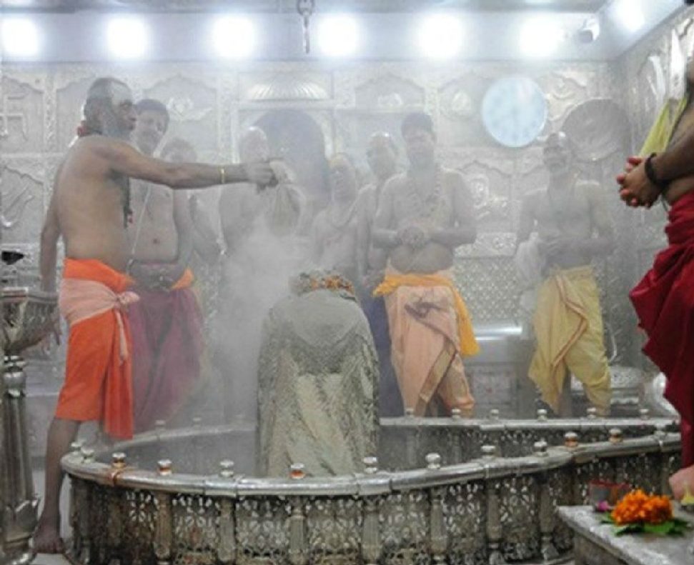 Baba Mahakaleshwar : 17 महीने बाद भस्म आरती में मिली भक्तों को एंट्री, जयकारों से गूंजा मंदिर परिसर