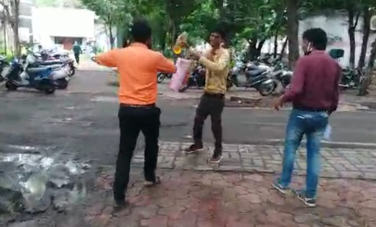 Indore news : DIG ऑफिस के बाहर युवक ने खुद पर पेट्रोल डालकर की आत्मदाह की कोशिश, जानें मामला