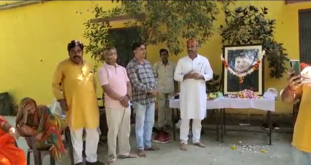 BJP नेता रमेश दुबे ने माधवराव सिंधिया को दी श्रद्धांजलि, फल और मिठाई वितरित की