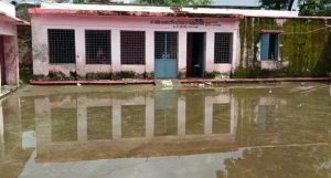 Rajgarh : इस स्कूल में भरे पानी के बीच लगती है कक्षा, जल जमाव से डेंगू-मलेरिया का खतरा