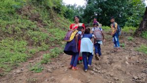 Teacher's Day Special : 23 साल से बच्चों के लिए 25 किमी दूर पहाड़ी इलाके में जाती है पढ़ाने, जाने शिक्षिका कमलती की कहानी