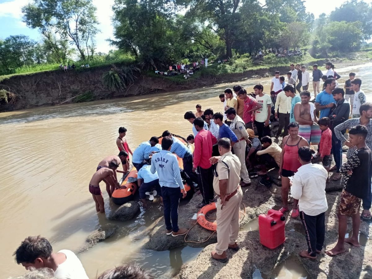 MP News : नदी में नहाने गई नाबालिग तेज बहाव में बही, बचाव दल तलाश करने में जुटा