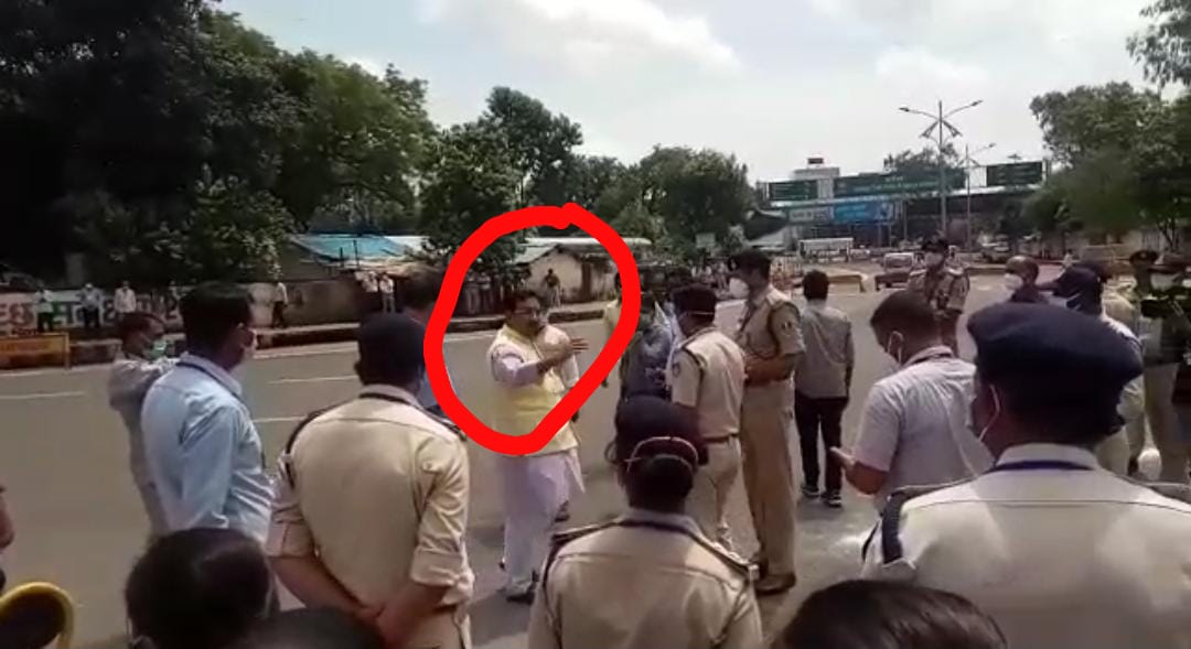 VIDEO : प्रतिमा के दर्शन करने आए कैबिनेट मंत्री ने पुलिस को सुनाई खरी-खोटी, नाराज होकर लौटे