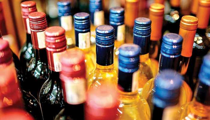 इंदौर में आया अवैध शराब दुकान संचालित करने का मामला, पियक्कड़ों सहित दुकान मालिक गिरफ्तार