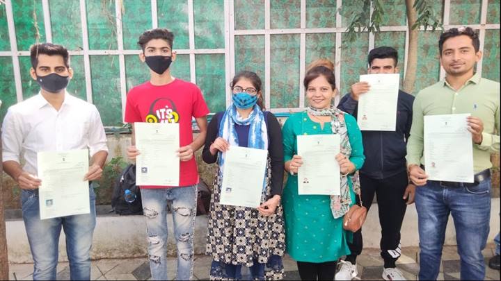 Bhopal : 7 पाकिस्तानी शरणार्थियों को मिली भारतीय नागरिकता, नरोत्तम मिश्रा ने सौंपे प्रमाण पत्र