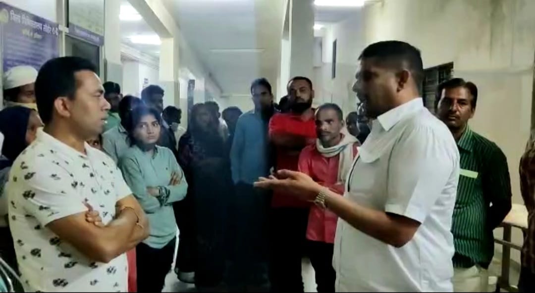 निरीक्षण पर जिला अस्पताल पहुंचे MLA सुदेश राय ने अव्यवस्थाओं पर जताई नाराजगी