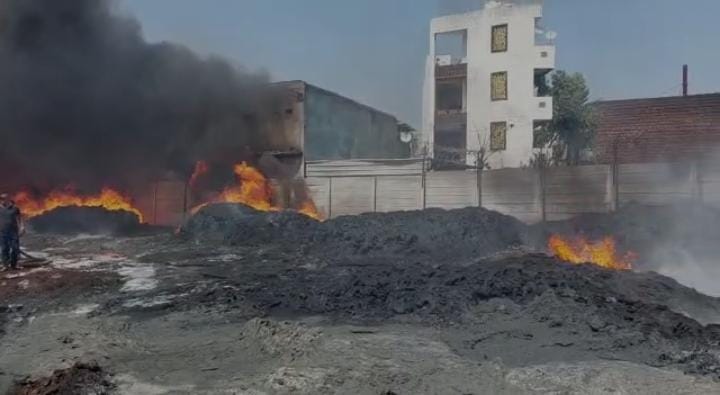 VIDEO: गोदाम में लगी भीषण आग, कई घर प्रभावित