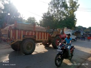 सेवढ़ा : रेत माफियाओं पर कार्रवाई, वन विभाग के अमले ने पकड़ा अवैध रेत से भरा ट्रैक्टर