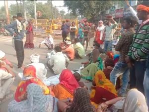 Gwalior News: शव को सड़क पर रखकर चक्काजाम, हत्या का मुकदमा दर्ज करने की मांग