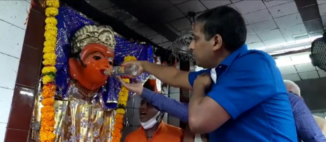 Navratri 2021: कोरोना को खत्म करने अष्टमी पर नगर पूजा, कलेक्टर-SP ने देवी को चढ़ाई शराब 