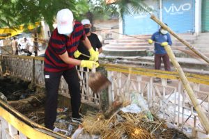 शहर को साफ करने फावड़ा और झाड़ू लेकर सड़कों पर निकले होशंगाबाद कलेक्टर, चौराहों से हटाया कचरा