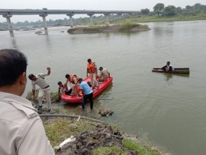 Ratlam News: डूबते बेटे को बचाने नदी में उतरे पिता, खुद की जान गवा कर दी बेटे को ज़िन्दगी