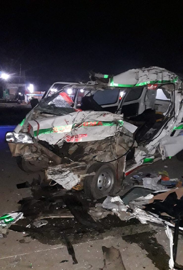 Road accident : खड़े ट्रक में सीधी जा भिड़ी एंबुलेंस, 3 की मौत, मां-बेटा और गर्भवती बहू गंभीर