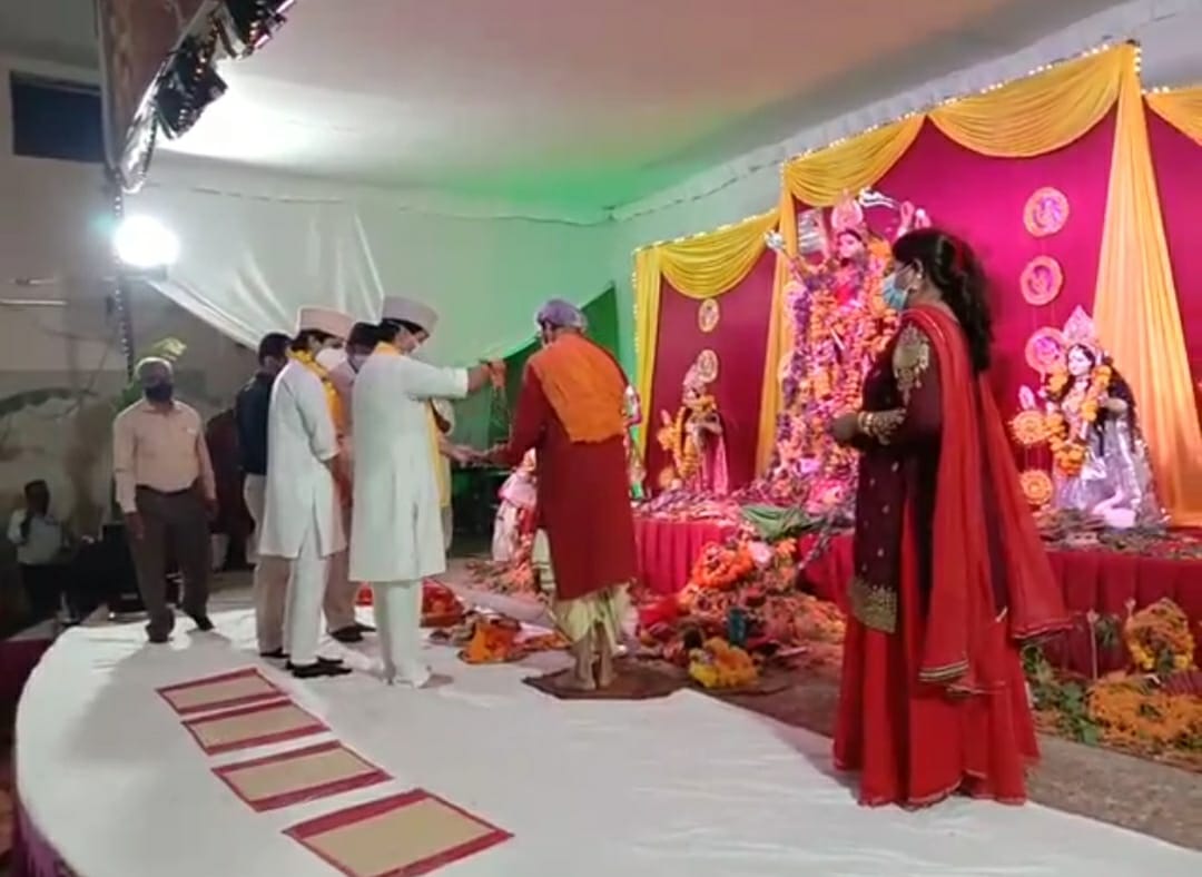 बंगाली समाज की दुर्गा पूजा में शामिल हुए सिंधिया, देश प्रदेश के लोगों के लिए की ये कामना