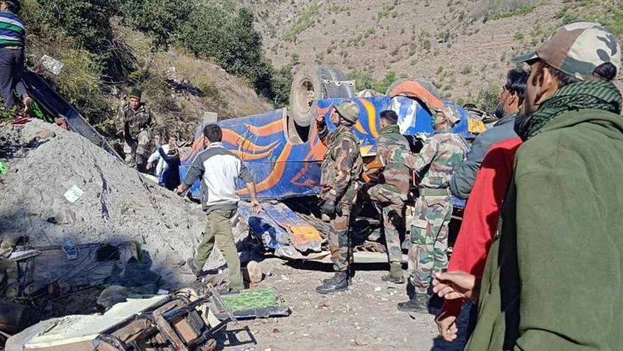 Jammu Kashmir में दर्दनाक हादसा! खाई में गिरी बस, 10 की मौत, PM ने की मदद राशि की घोषणा