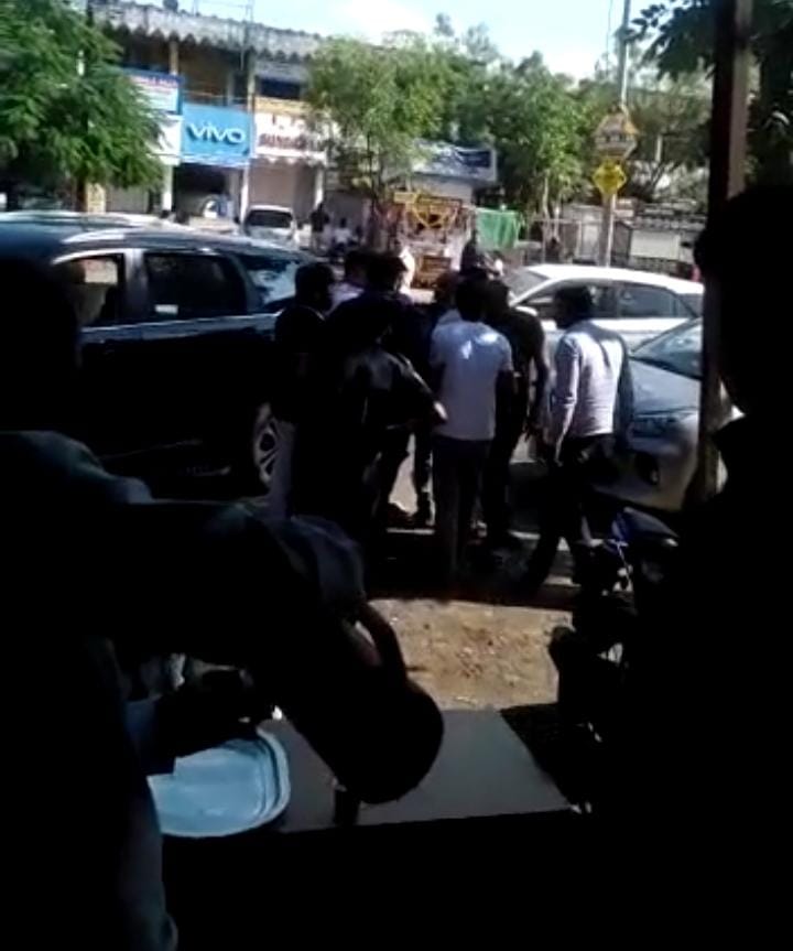 VIDEO VIRAL: BJP नेता पुत्र ने की मारपीट, थाने के पास जमकर चले लात-घूंसे, देखें वीडियो