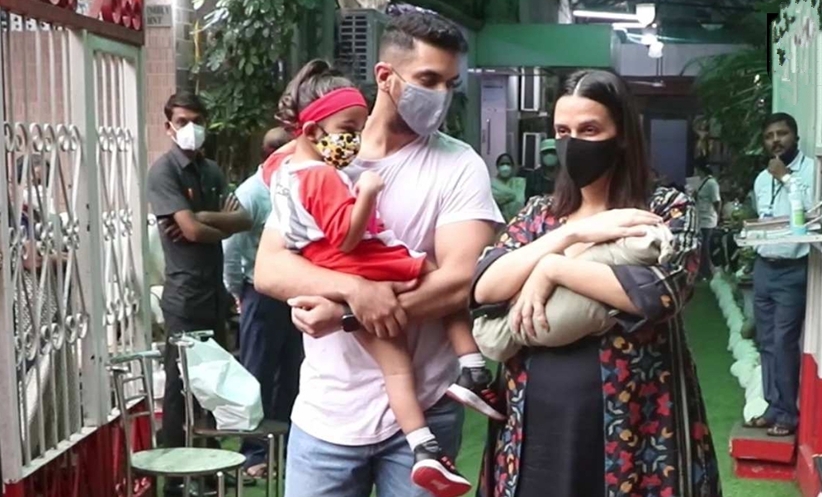 Video : Neha Dhupia अपने नवजात बेटे के साथ घर लौटीं, पति और बेटी रहे साथ